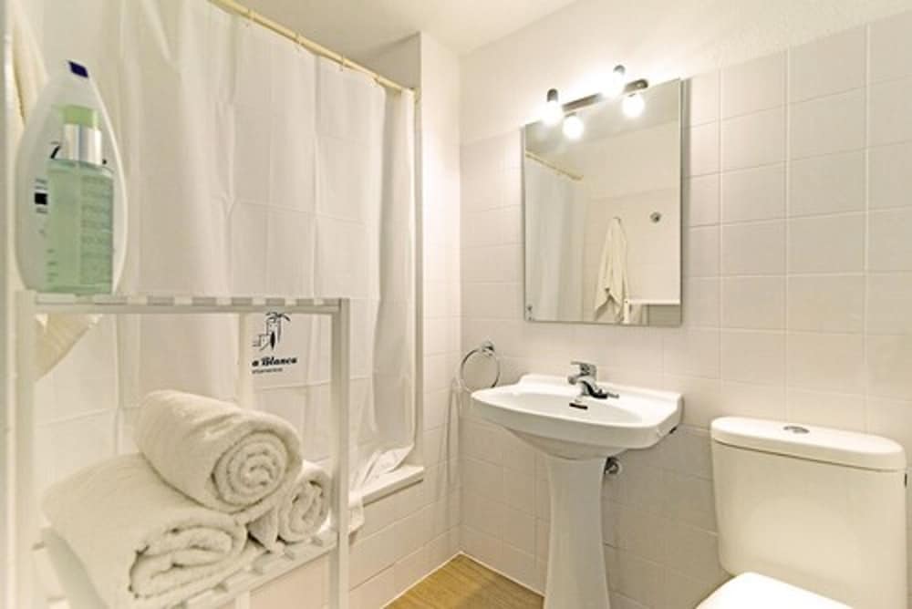 Apartamentos Cala Blanca — Hotel rooms in Cala Blanca, Balearic Islands