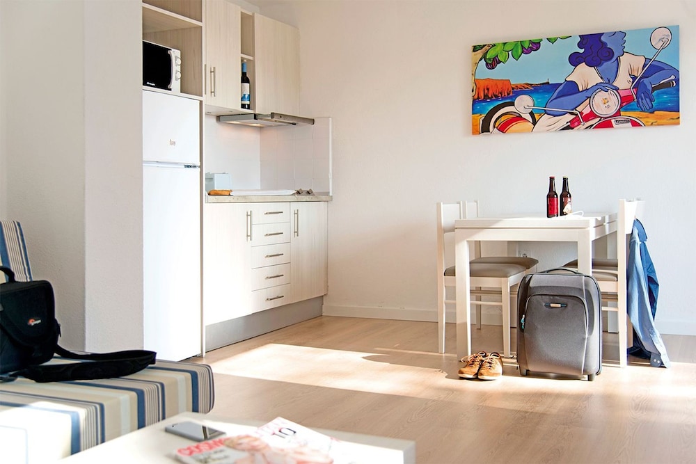 Apartamentos Cala Blanca — Hotel rooms in Cala Blanca, Balearic Islands