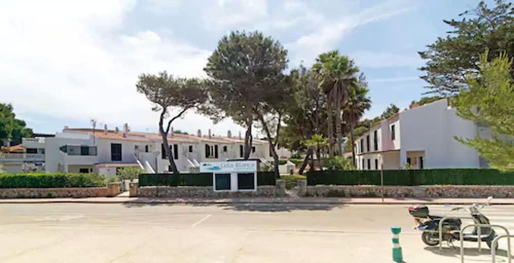 Apartamentos Cala Blanca — Hotel building in Cala Blanca, Balearic Islands