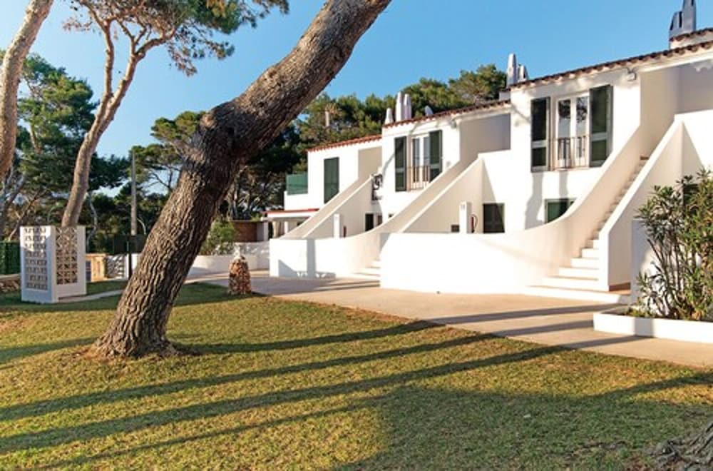 Apartamentos Cala Blanca — Hotel building in Cala Blanca, Balearic Islands