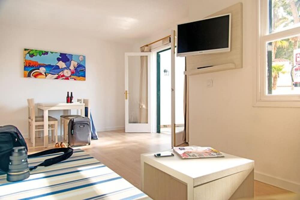Apartamentos Cala Blanca — Hotel rooms in Cala Blanca, Balearic Islands