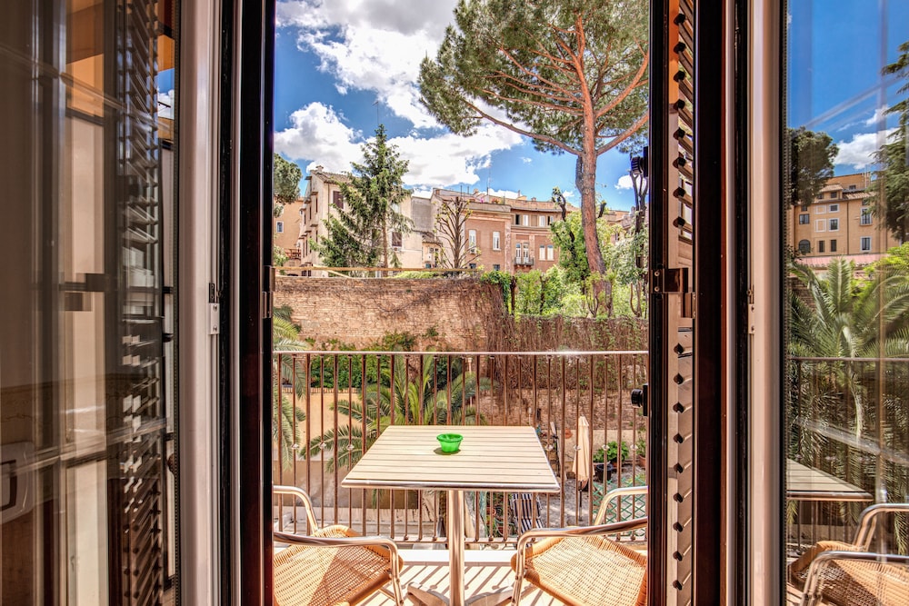 Hotel Verona — Hotel rooms in Rome, Lazio