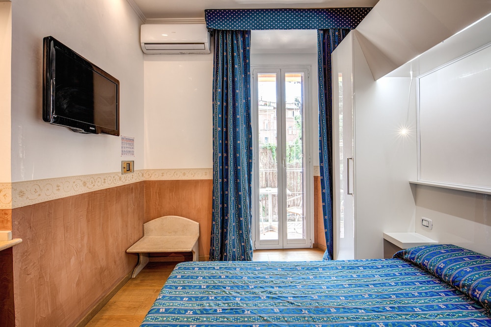 Hotel Verona — Hotel rooms in Rome, Lazio