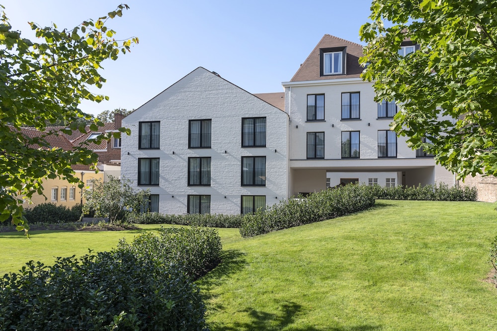 Dukes’ Palace – by Dukes’ Hotel Collection — Hotel building in Bruges, Flanders