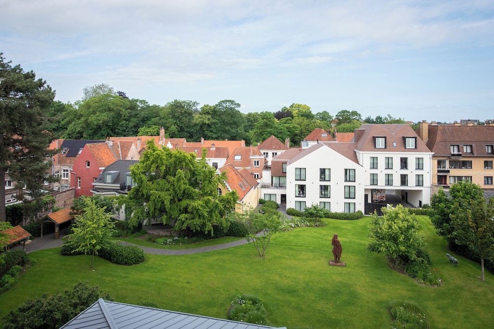 Dukes’ Palace – by Dukes’ Hotel Collection — Hotel building in Bruges, Flanders