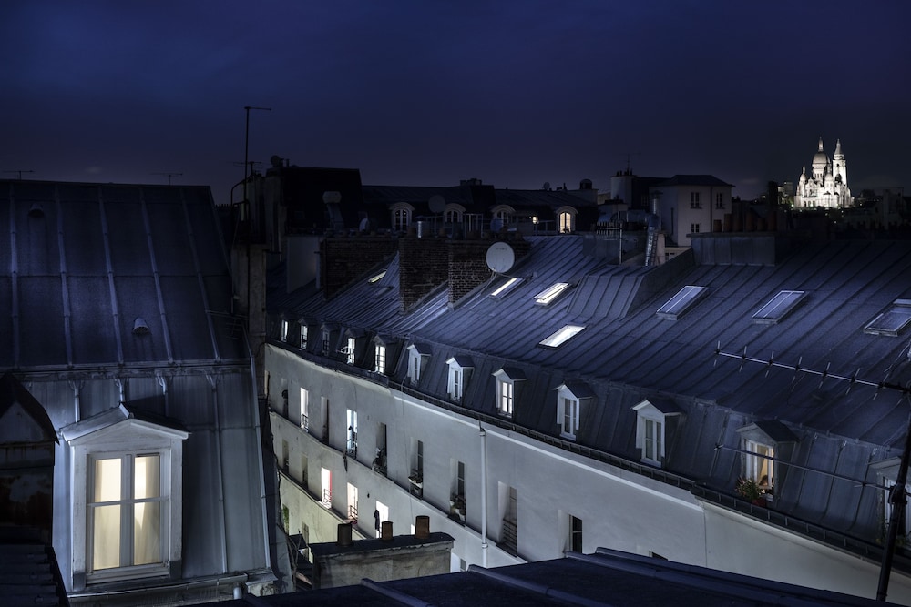 Hotel Brady – Gare de l’Est — Hotel building in Paris, Ile-de-France