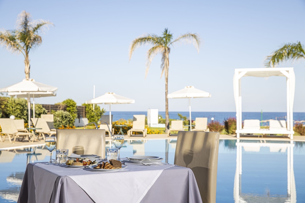 Asterias Beach Resort — Restaurant & bars in Kolymbia, South Aegean