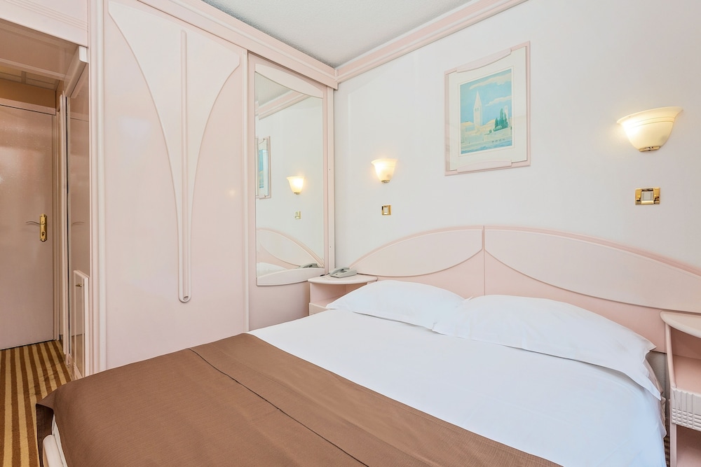 Hotel Zorna Plava Laguna — Hotel rooms in Poreč, Istria