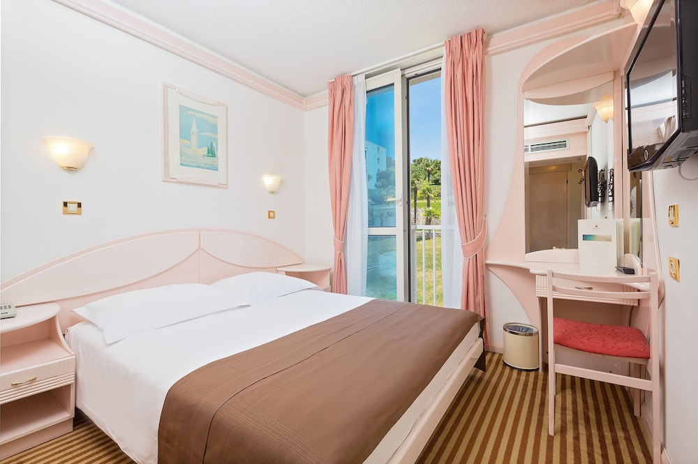 Hotel Zorna Plava Laguna — Hotel rooms in Poreč, Istria