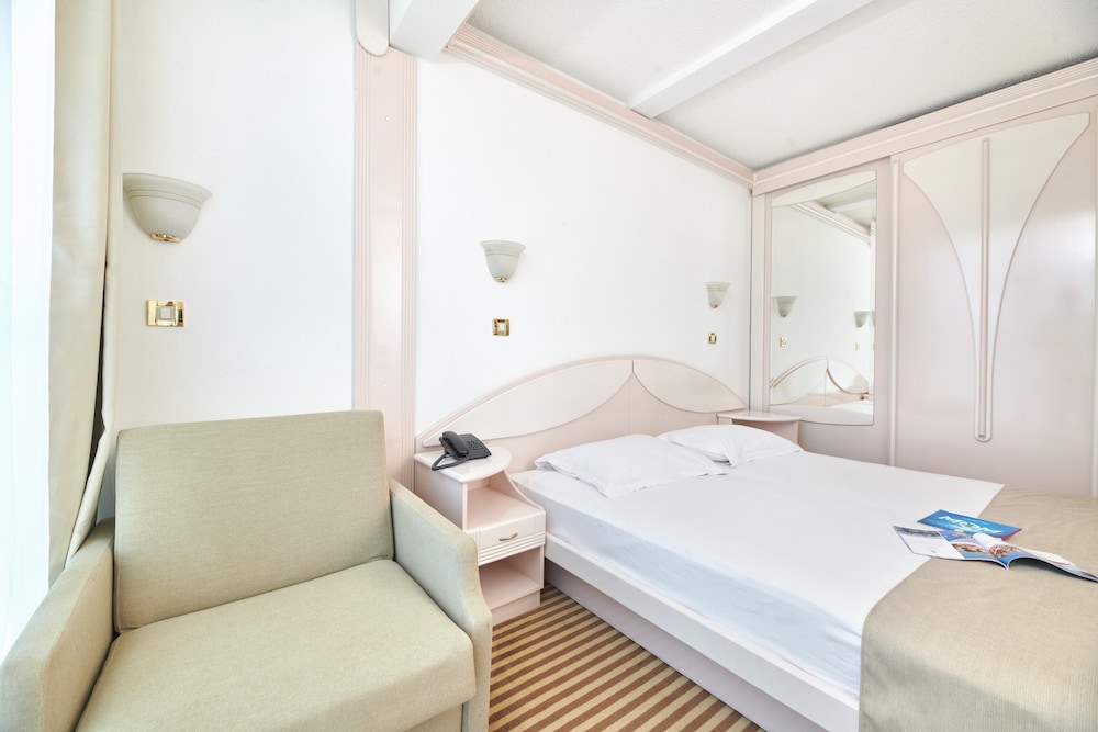 Hotel Zorna Plava Laguna — Hotel rooms in Poreč, Istria
