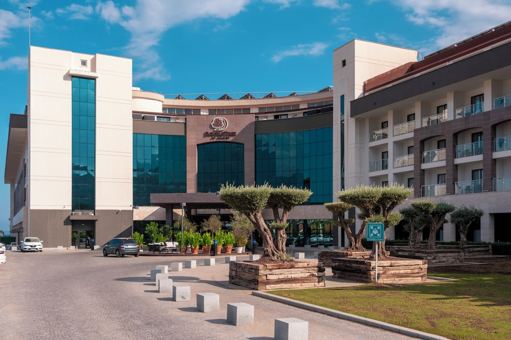 DoubleTree by Hilton Antalya-Kemer All-Inclusive Resort — Hotel building in Kemer