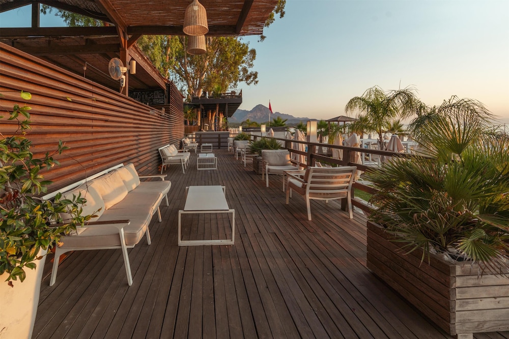DoubleTree by Hilton Antalya-Kemer All-Inclusive Resort — Restaurant & bars in Kemer