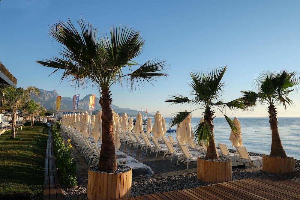 DoubleTree by Hilton Antalya-Kemer All-Inclusive Resort — Beach in Kemer