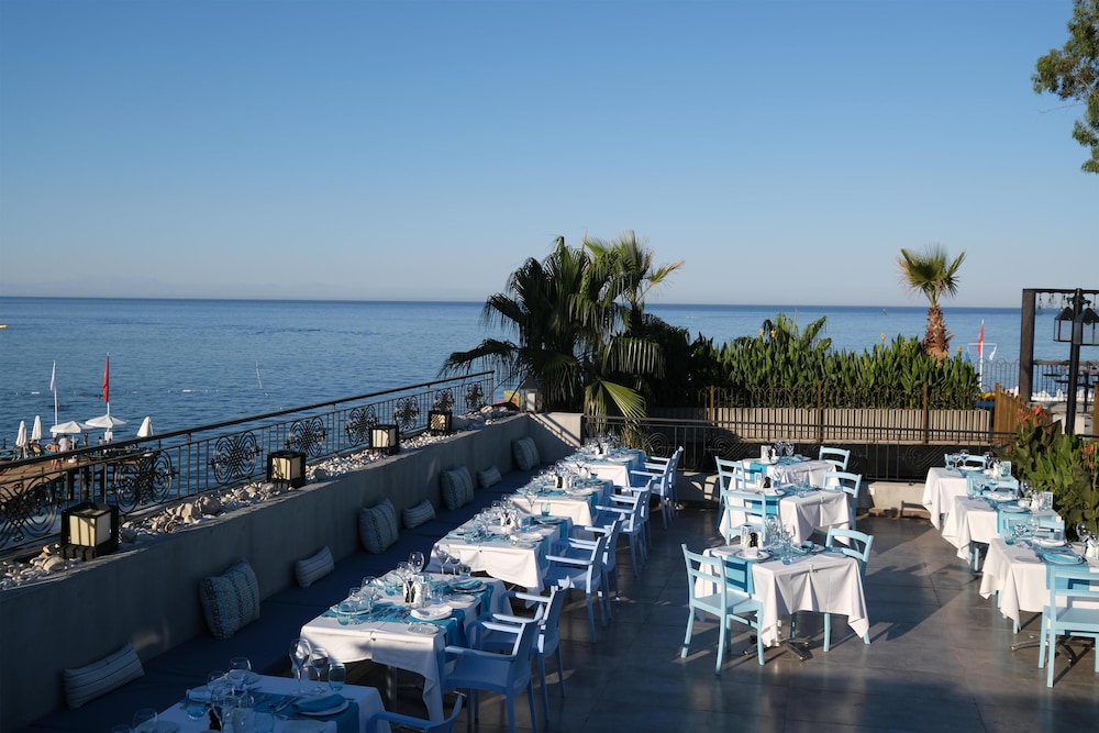 DoubleTree by Hilton Antalya-Kemer All-Inclusive Resort — Restaurant & bars in Kemer