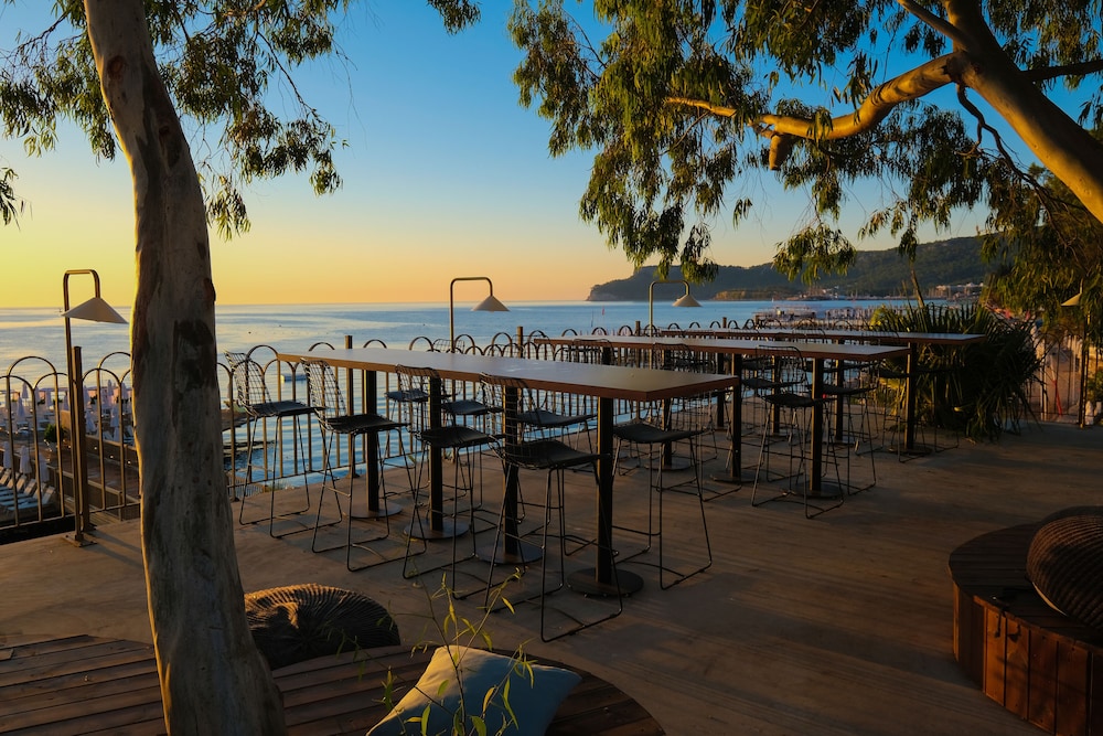 DoubleTree by Hilton Antalya-Kemer All-Inclusive Resort — Restaurant & bars in Kemer