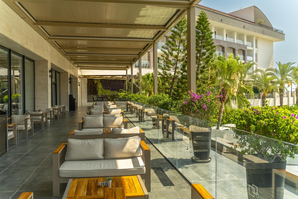 DoubleTree by Hilton Antalya-Kemer All-Inclusive Resort — Restaurant & bars in Kemer