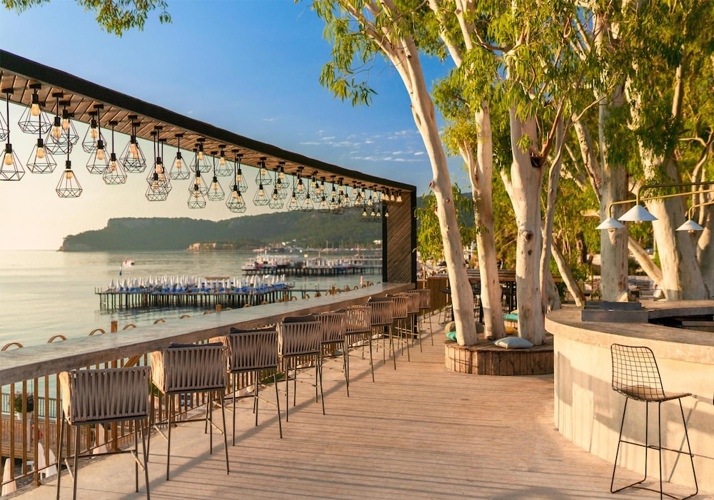 DoubleTree by Hilton Antalya-Kemer All-Inclusive Resort — Restaurant & bars in Kemer