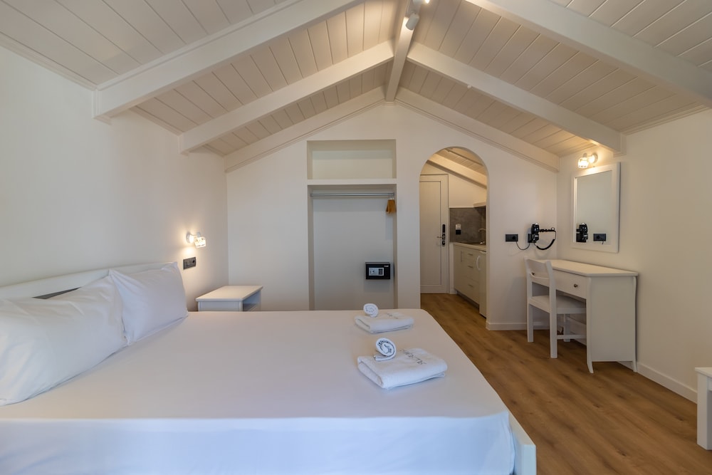 Alamis Hotel & Apartments — Hotel rooms in Tsilivi, Ionian Islands