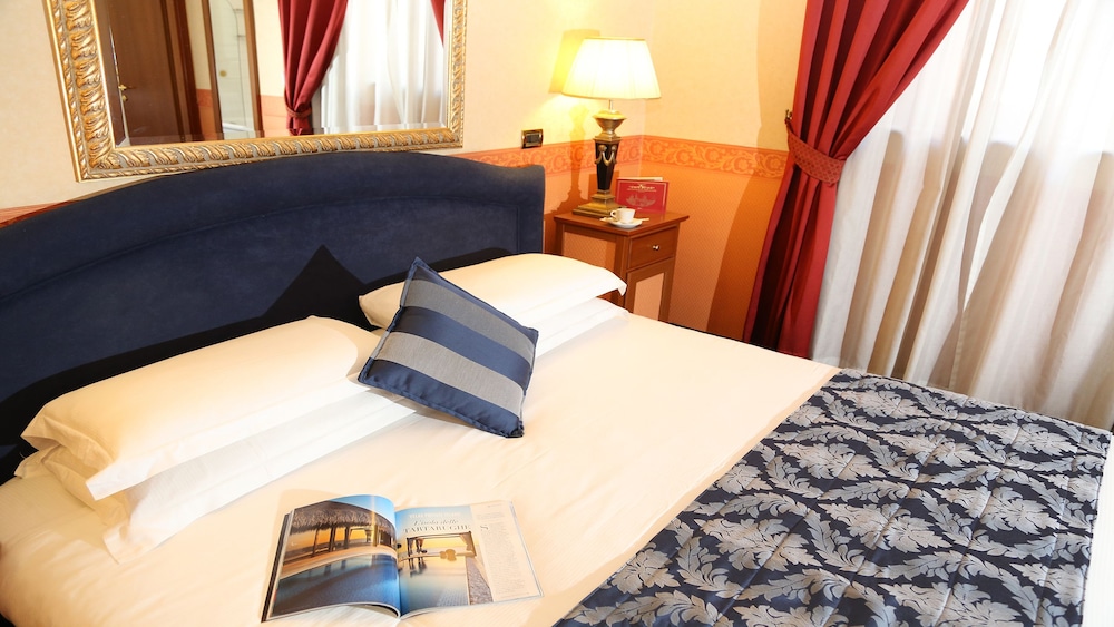 Antico Palazzo Rospigliosi — Hotel rooms in Rome, Lazio