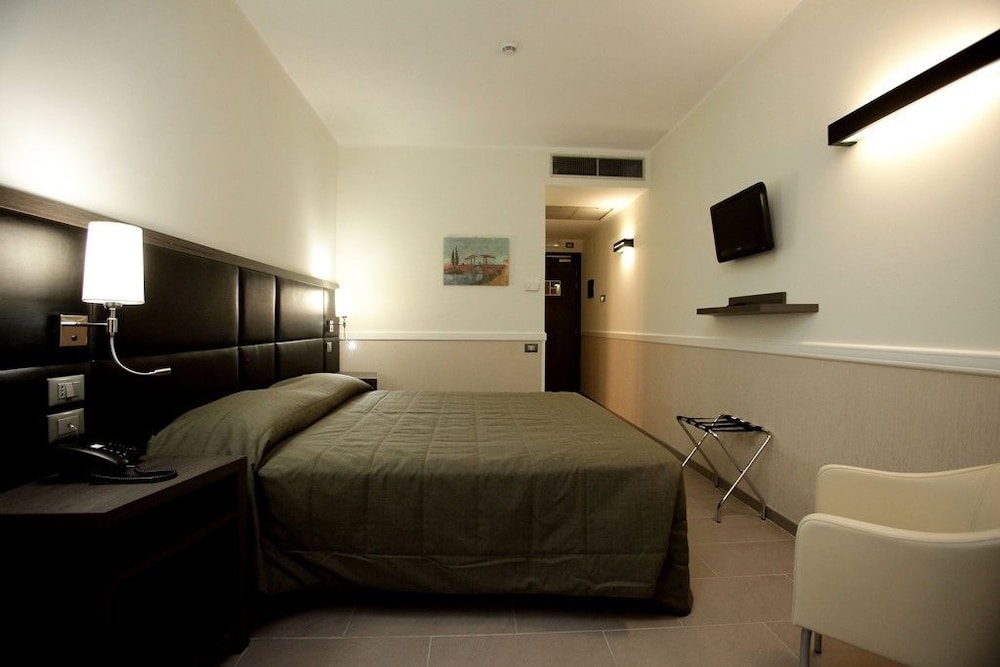 Hotel Artis — Hotel rooms in Rome, Lazio