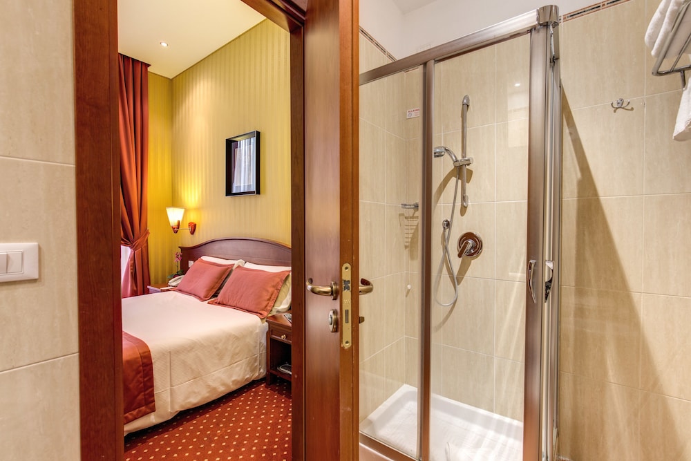 Augusta Lucilla Palace — Hotel rooms in Rome, Lazio