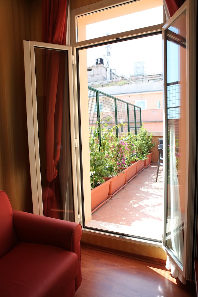 Augusta Lucilla Palace — Hotel rooms in Rome, Lazio