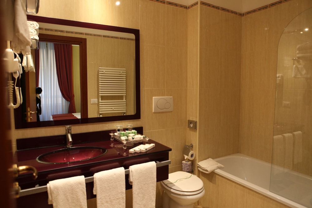 Augusta Lucilla Palace — Hotel rooms in Rome, Lazio