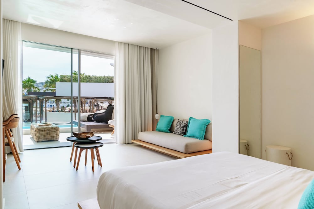 Mykonos Dove Beachfront Hotel — Hotel rooms in Plati Gialos, South Aegean
