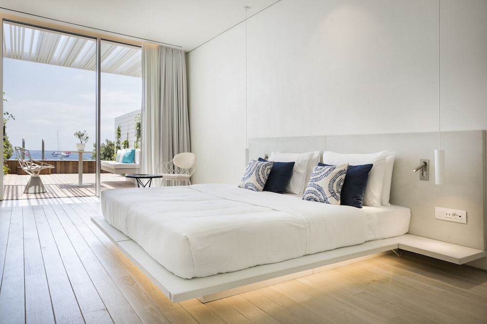 Mykonos Dove Beachfront Hotel — Hotel rooms in Plati Gialos, South Aegean