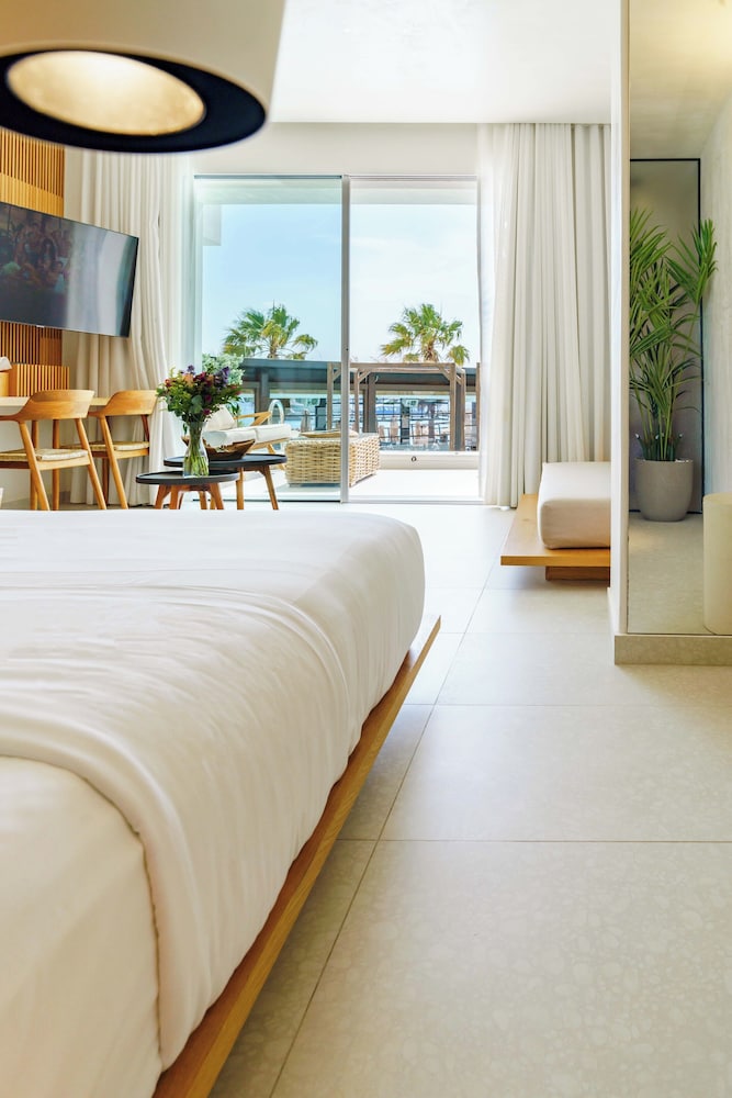 Mykonos Dove Beachfront Hotel — Hotel rooms in Plati Gialos, South Aegean