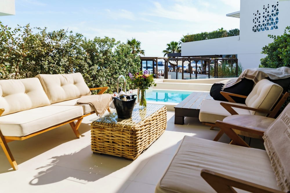 Mykonos Dove Beachfront Hotel — Swimming pool in Plati Gialos, South Aegean