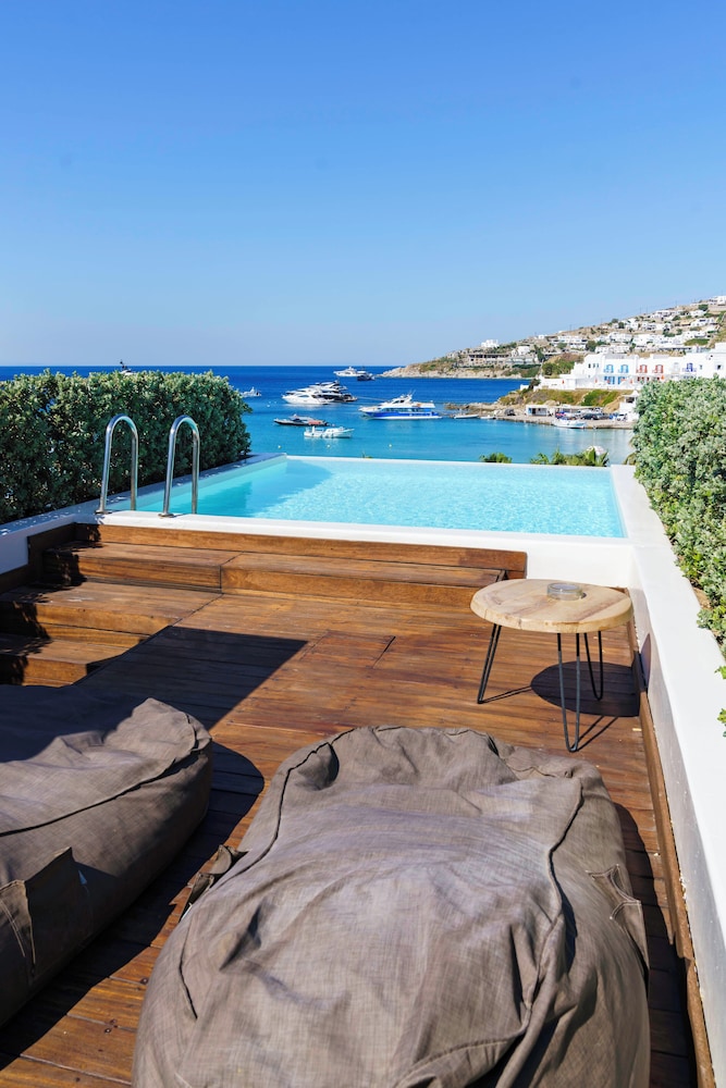 Mykonos Dove Beachfront Hotel — Swimming pool in Plati Gialos, South Aegean