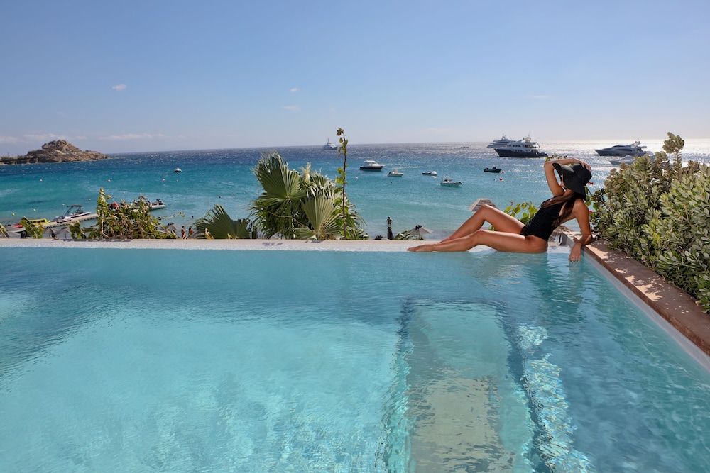 Mykonos Dove Beachfront Hotel — Swimming pool in Plati Gialos, South Aegean