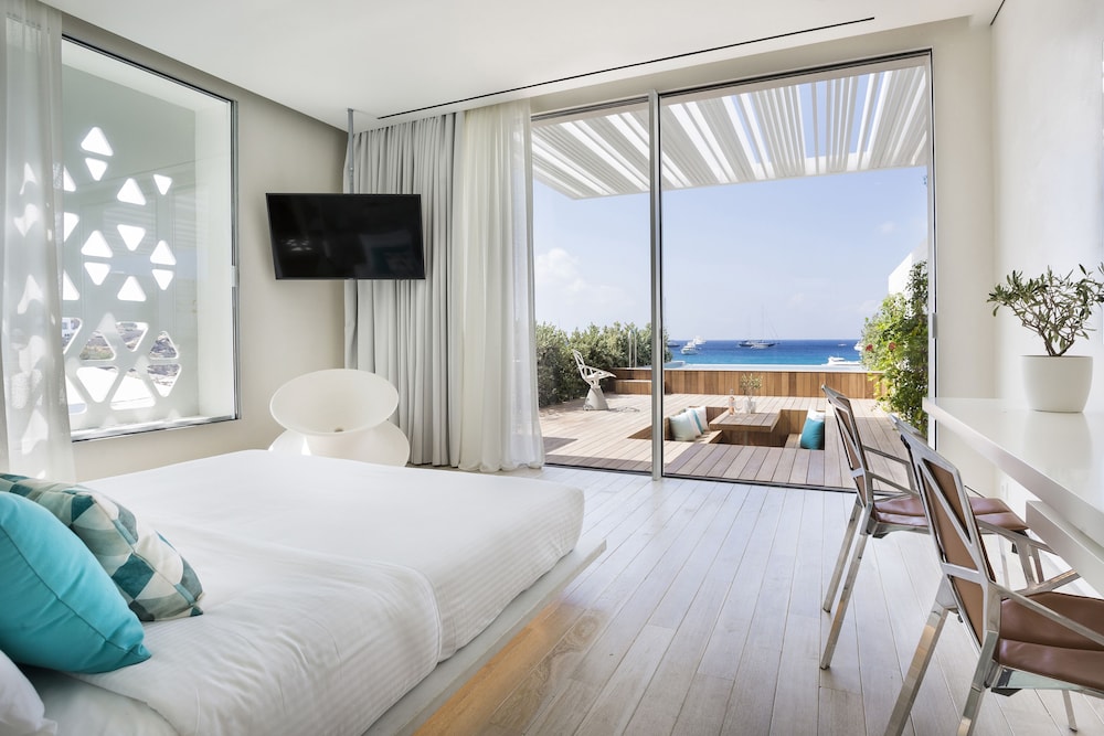 Mykonos Dove Beachfront Hotel — Hotel rooms in Plati Gialos, South Aegean