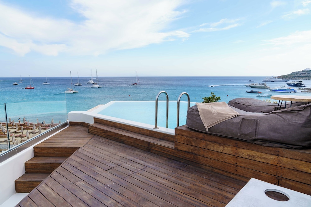 Mykonos Dove Beachfront Hotel — Swimming pool in Plati Gialos, South Aegean