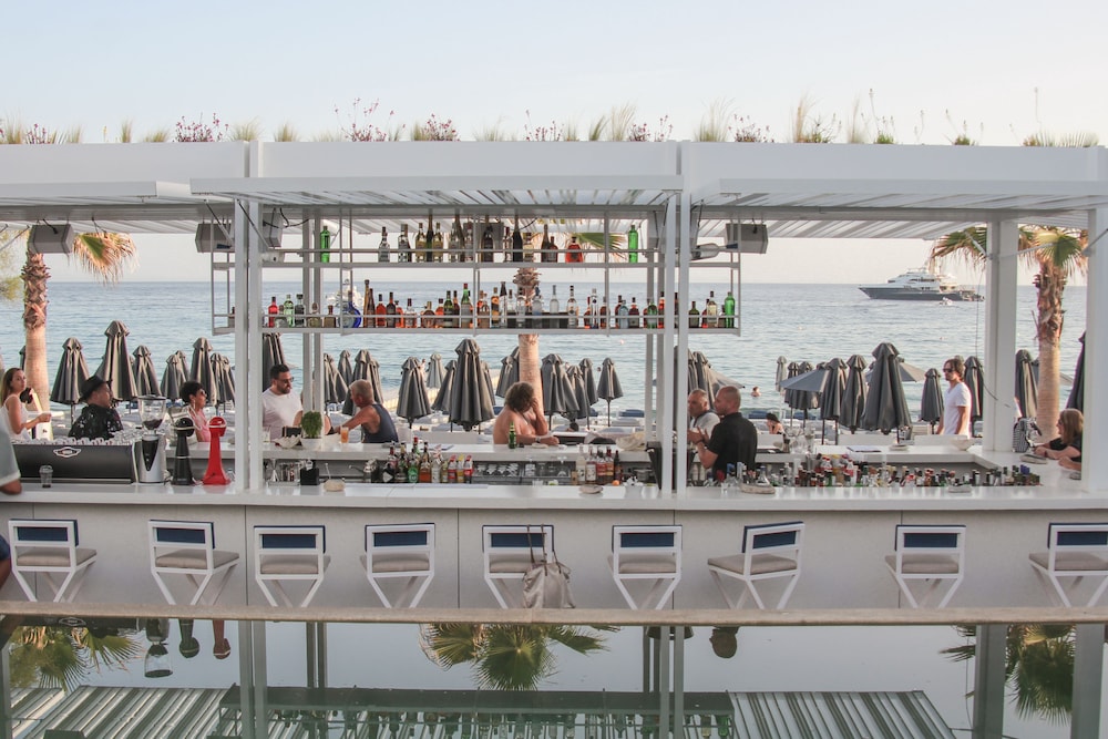 Mykonos Dove Beachfront Hotel — Restaurant & bars in Plati Gialos, South Aegean