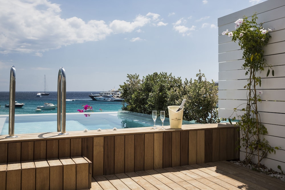 Mykonos Dove Beachfront Hotel — Swimming pool in Plati Gialos, South Aegean