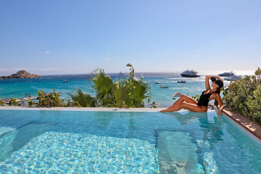Mykonos Dove Beachfront Hotel — Swimming pool in Plati Gialos, South Aegean