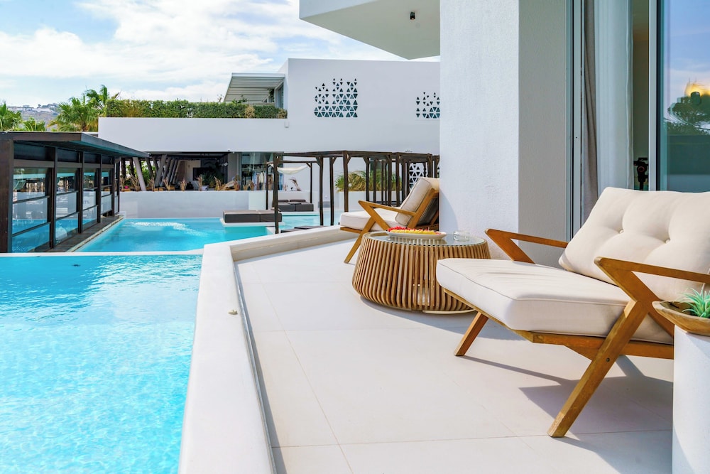 Mykonos Dove Beachfront Hotel — Swimming pool in Plati Gialos, South Aegean