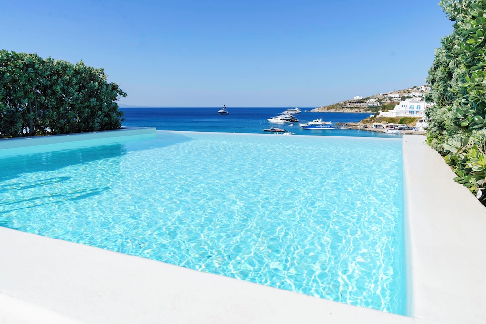 Mykonos Dove Beachfront Hotel — Swimming pool in Plati Gialos, South Aegean