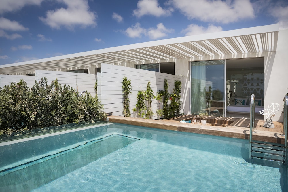 Mykonos Dove Beachfront Hotel — Swimming pool in Plati Gialos, South Aegean