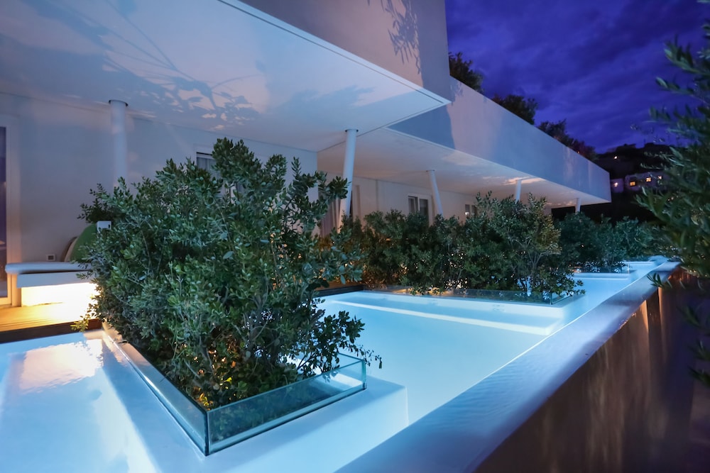 Mykonos Dove Beachfront Hotel — Swimming pool in Plati Gialos, South Aegean