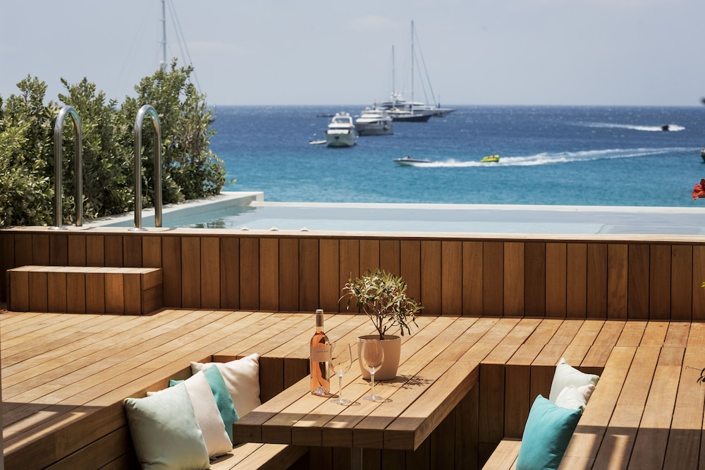 Mykonos Dove Beachfront Hotel — Restaurant & bars in Plati Gialos, South Aegean