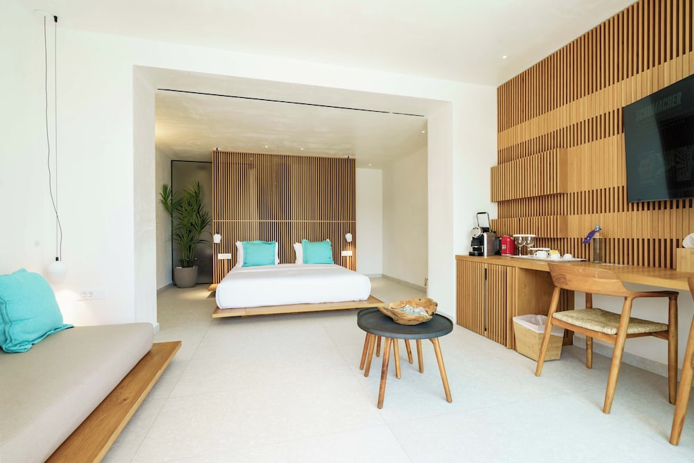 Mykonos Dove Beachfront Hotel — Hotel rooms in Plati Gialos, South Aegean