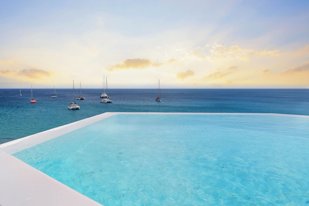 Mykonos Dove Beachfront Hotel — Swimming pool in Plati Gialos, South Aegean