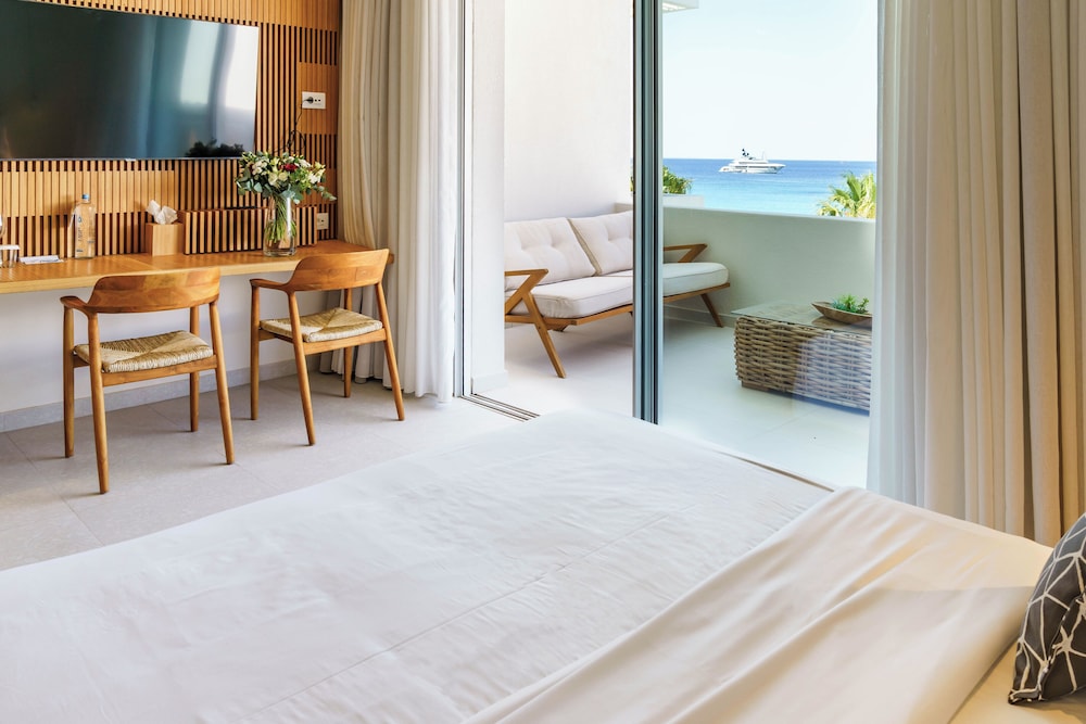 Mykonos Dove Beachfront Hotel — Hotel rooms in Plati Gialos, South Aegean