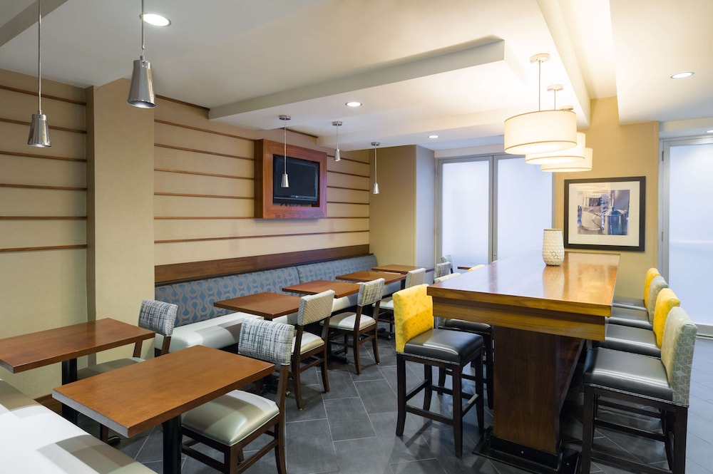 Hampton Inn Manhattan-Chelsea — Restaurant & bars in New York City, New York State