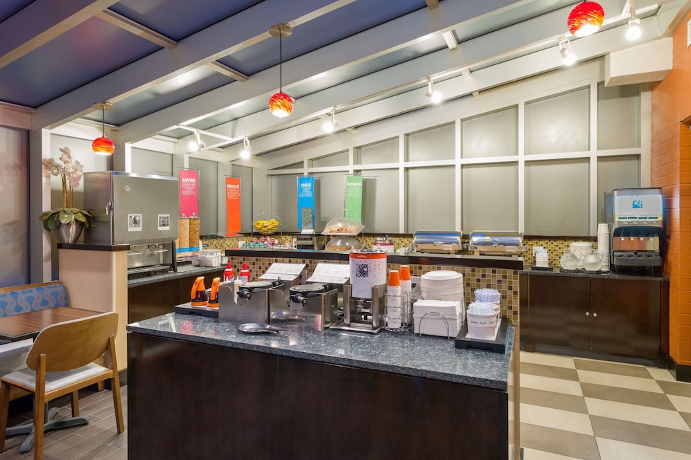 Hampton Inn Manhattan/Times Square South — Restaurant & bars in New York City, New York State