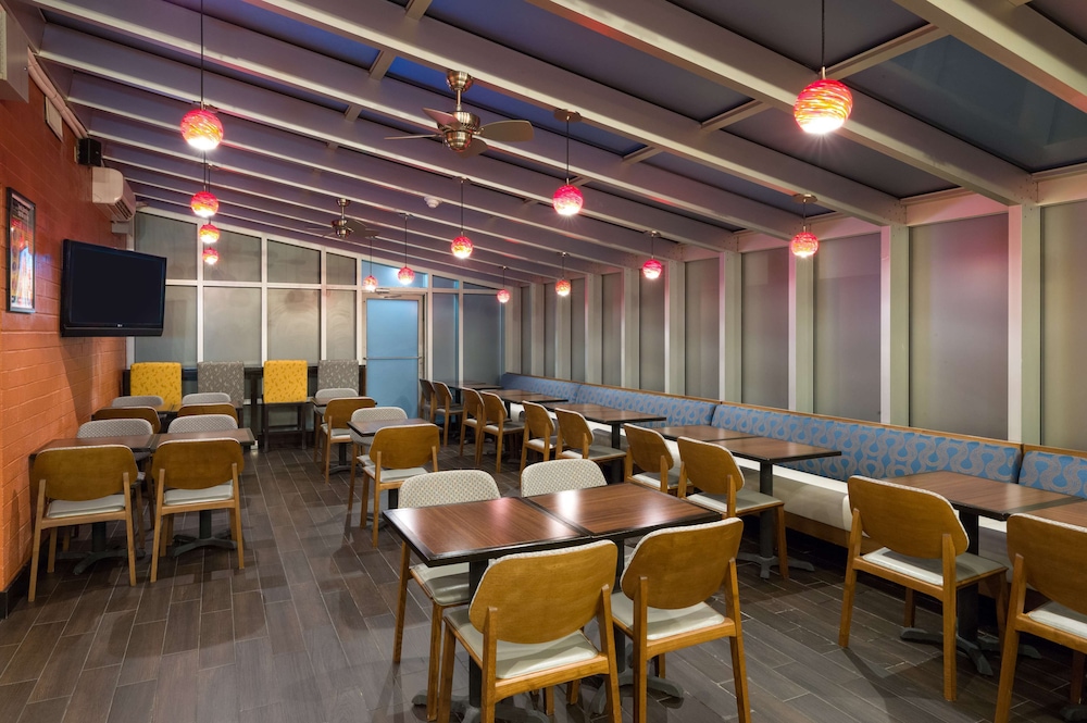 Hampton Inn Manhattan/Times Square South — Restaurant & bars in New York City, New York State