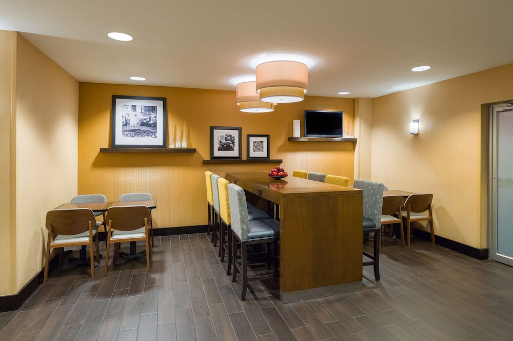 Hampton Inn Manhattan/Times Square South — Restaurant & bars in New York City, New York State
